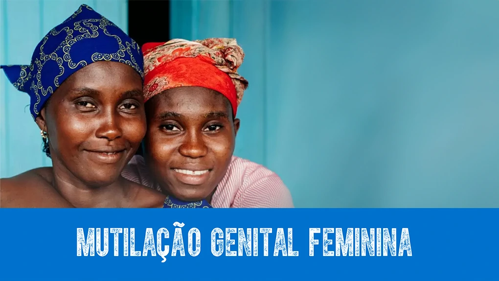 duas mulheres africanas sorrindo usando lenços coloridos, simbolizando a luta contra a mutilação genital feminina e a importância do direito à integridade física feminina
