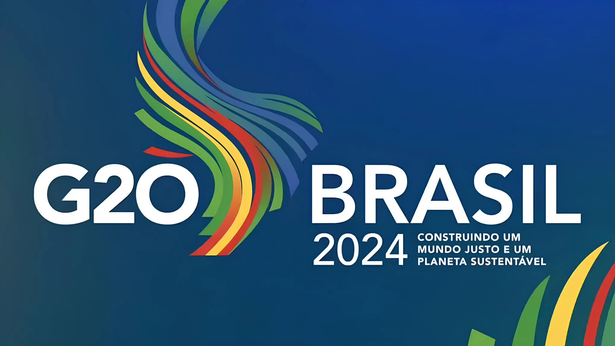 Logo colorido do G20 Brasil 2024 com o slogan "Construindo um Mundo Justo e um Planeta Sustentável" em fundo azul