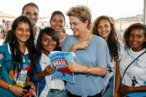 PRESIDENTA DILMA ROUSSEFF ASSINA A DECLARAÇÃO DAS MENINAS DO BRASIL
