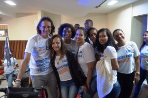 DE BICICLETA, FRANCÊS VOLUNTÁRIO DA PLAN INTERNATIONAL PASSA POR SALVADOR