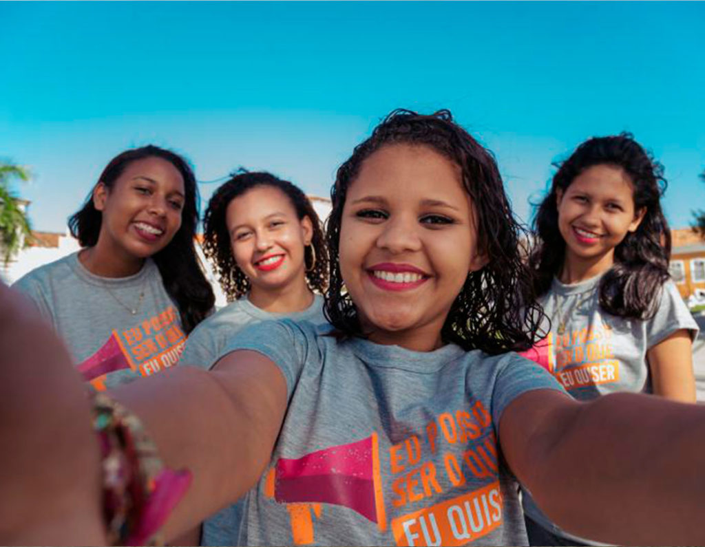 O projeto Escola de Liderança Para Meninas oferece repertórios e insumos para que as meninas aprendam seus direitos, reconheçam suas possibilidades, desenvolvam seu potenciais de liderança e entendam que ser menina não as impede de ocupar espaços de destaque na sociedade.