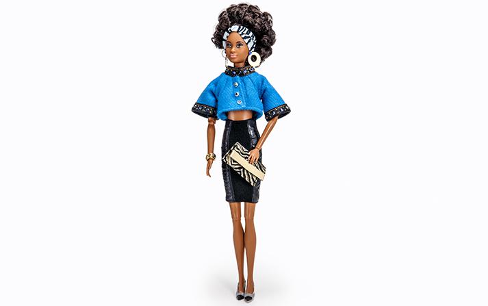 A Mattel, empresa que criou a boneca Barbie, realizou a exposição Barbie e Swarovski “Inspiração em múltiplas facetas”. Toda a renda com a venda das bonecas será revertida para a campanha Por Ser Menina.