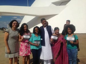 MENINAS NO PODER PARTICIPAM DE EVENTO DA CAMPANHA 100 MILHÕES POR 100 MILHÕES