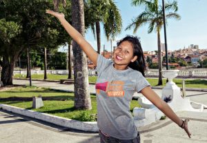 MENINA BENEFICIADA PELA PLAN INTERNATIONAL BRASIL DISCURSOU NA FRANÇA
