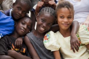 O BRASIL COMO UM FIO DE ESPERANÇA PARA AS MENINAS DO HAITI