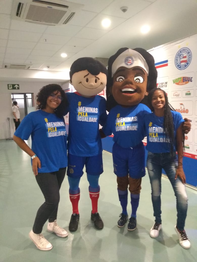 Meninas posam com mascotes do Esporte Clube Bahia em partida realizada pelo Campeonato Brasileiro, no estádio Fonte Nova, no Bahia. A ação faz parte da campanha #MeninaspelaIgualdade
