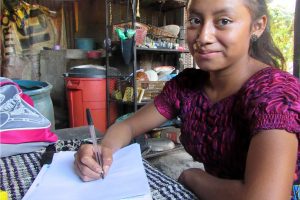 Meninas têm mais acesso à educação, mas ainda são vítimas de violência e discriminação, diz relatório