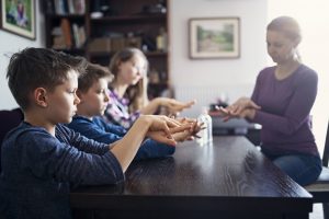 Com as crianças em casa é essencial supervisionar as brincadeiras