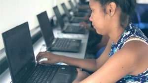 Estudo global da Plan aponta que 58% das meninas já sofreram assédio on-line. No Brasil, número chega a 77%