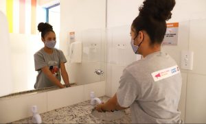 Escola de Liderança para Meninas promove a reforma dos banheiros de três escolas de Teresina