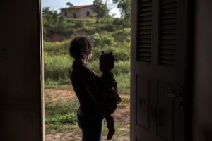 A cada hora, duas meninas de até 14 anos se tornam mães no Brasil. O que fazer para identificar e denunciar a violência contra as meninas