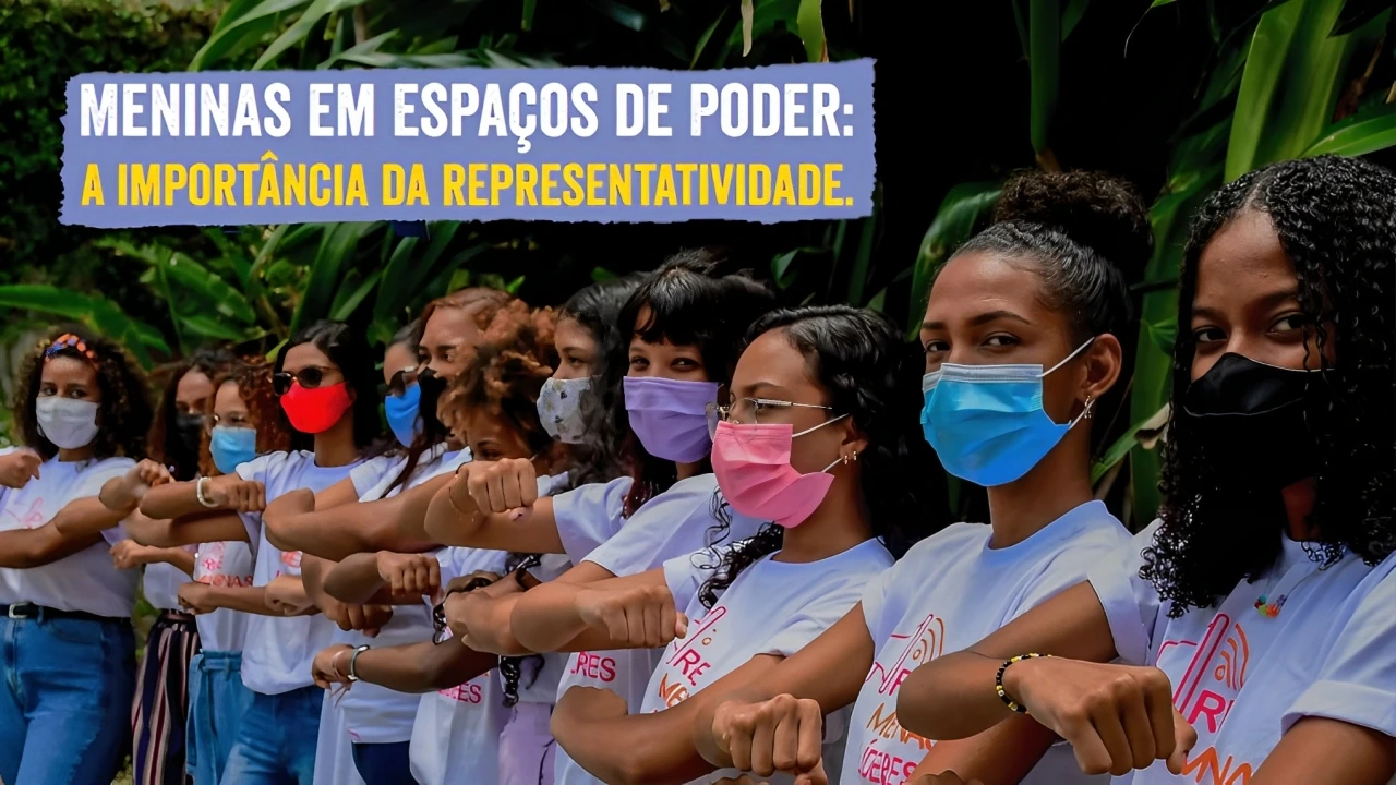Grupo de meninas diversas com camisetas brancas e máscaras coloridas, de braços cruzados, simbolizando força e união, com a frase "Meninas em espaços de poder: A importância da representatividade".