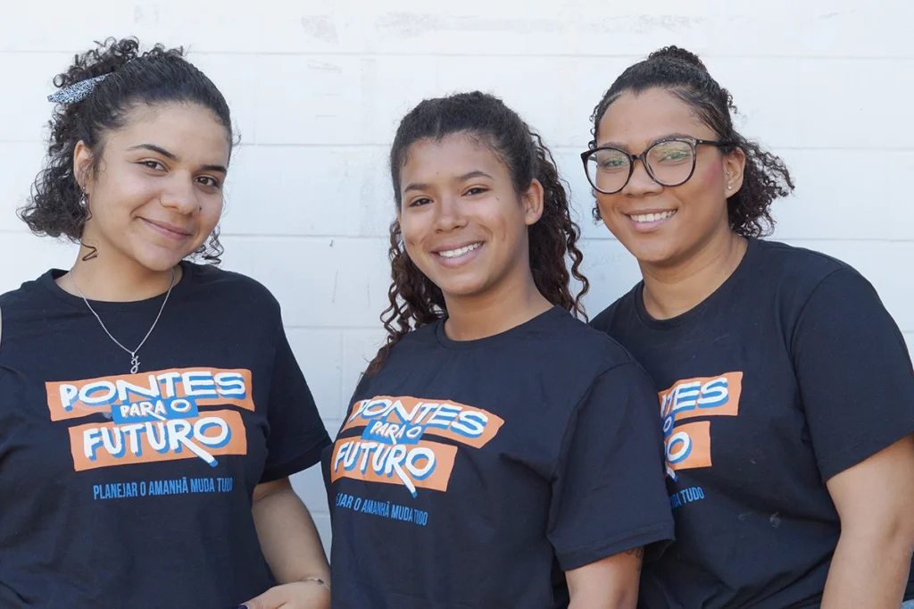 Jovens mulheres participantes do Projeto Pontes para o Futuro sorrindo