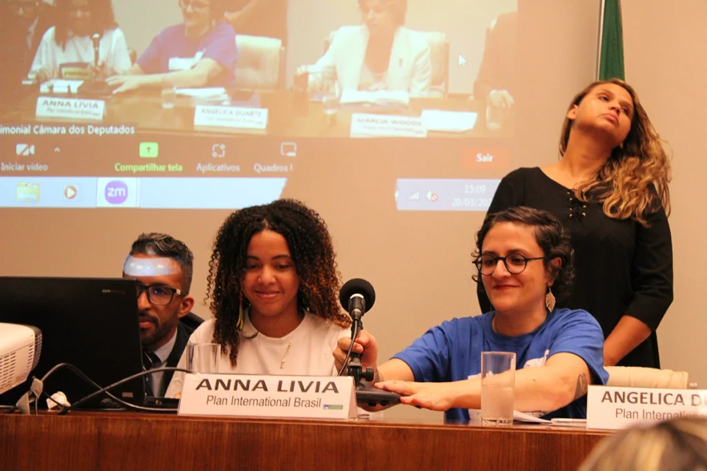 Representantes da Plan International Brasil durante sessão na Câmara dos Deputados, promovendo o protagonismo jovem e a igualdade de gênero.