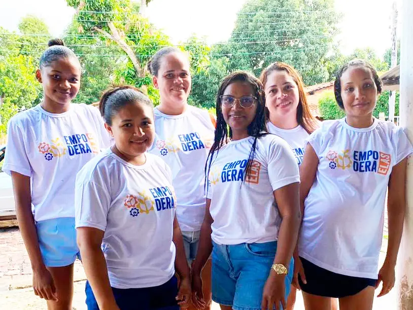 Mulheres reunidas no projeto Empodera Elas, promovendo igualdade de gênero e oportunidades justas.