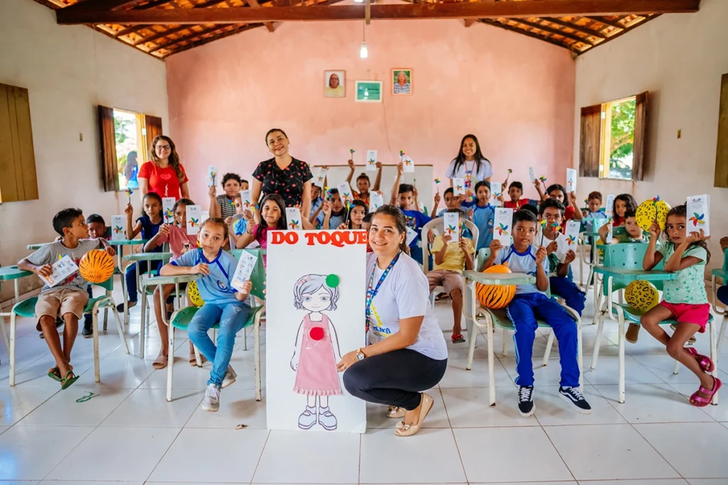 Crianças em sala de aula participando de atividade educativa sobre proteção infantil no Projeto Ciranda