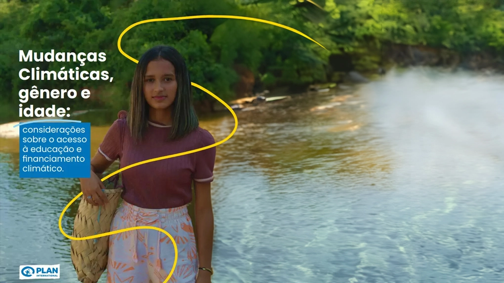 Adolescente em frente a rio, com vegetação ao fundo, representando o impacto das mudanças climáticas na educação de meninas.